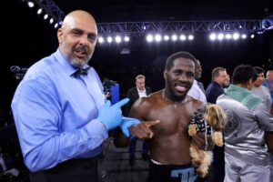 Tevin Farmer Stops Oscar Barajas